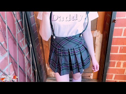 ❤️ A menina da escola chupa profundamente a piça e fode em vez de aulas. ️❌ Porno em nós ﹏