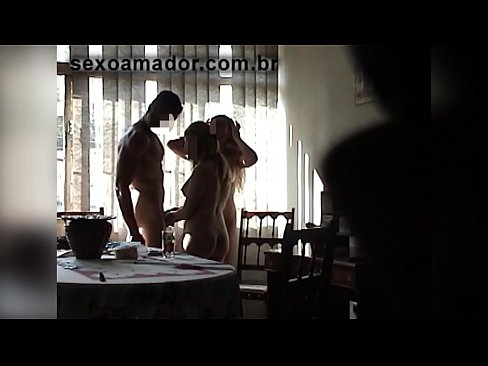 ❤️ Amigos sexuais convidam um homem gigante e uma ménage à trois com ele ️❌ Porno em nós ﹏