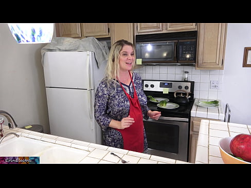 ❤️ A madrasta o ordenha na cozinha antes de sua data ️❌ Porno em nós ﹏
