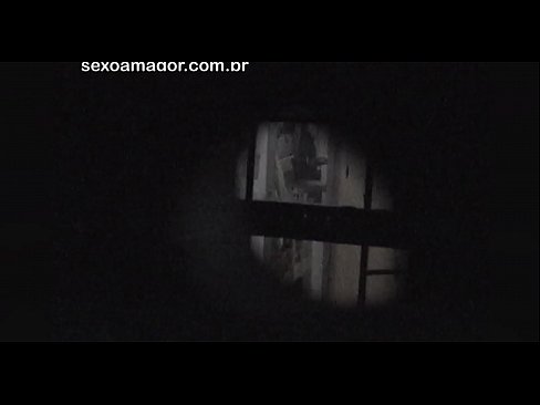 ❤️ Lourinho é secretamente filmado por um voyeur de bairro escondido atrás de tijolos ocos ️❌ Porno em nós ﹏