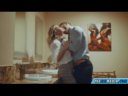 ❤️ Quando uma loira peituda o seduz em um banheiro público ️❌ Porno em nós ﹏